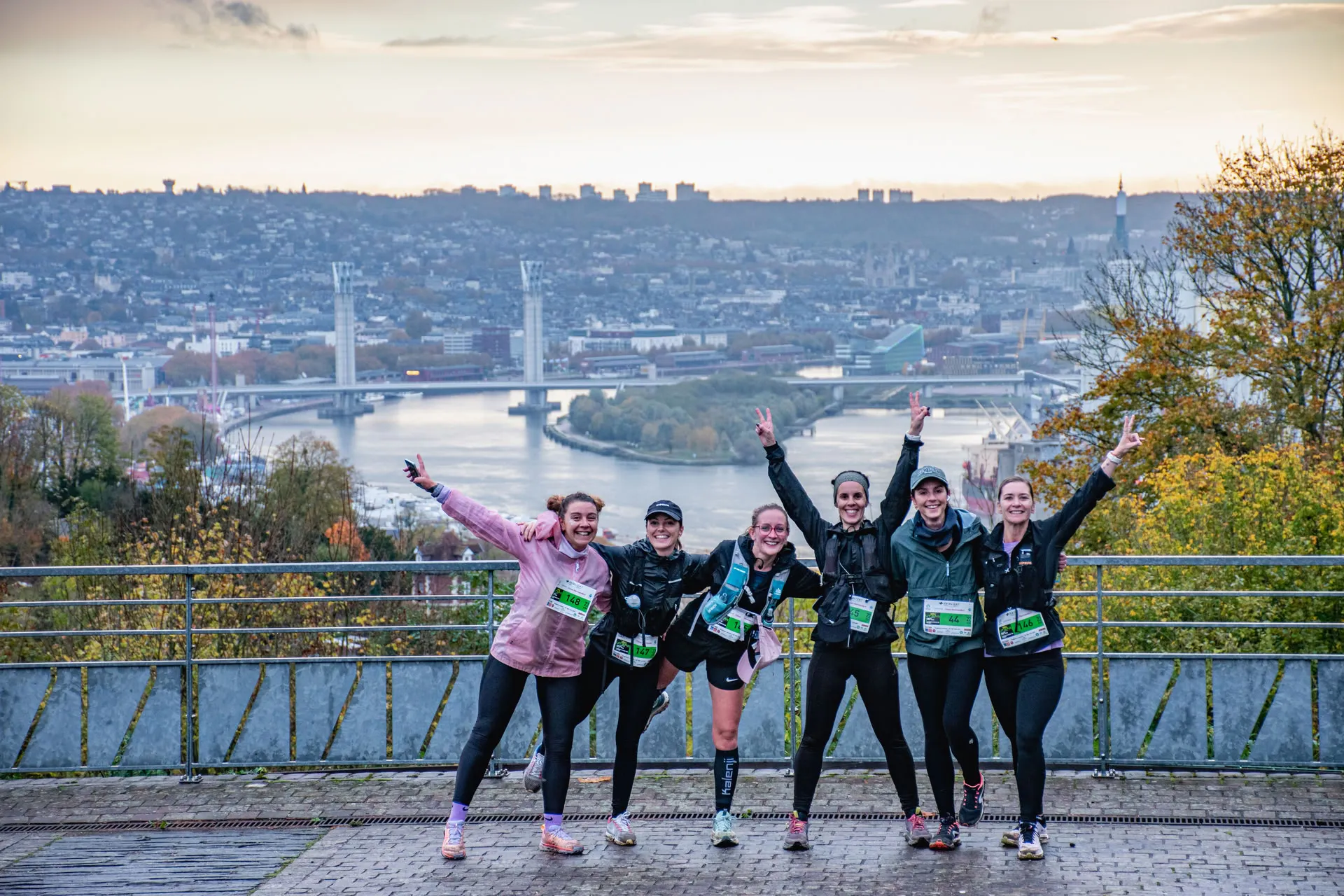 Groupe de traileur, ils posent heureux devant le panorama de Rouen
